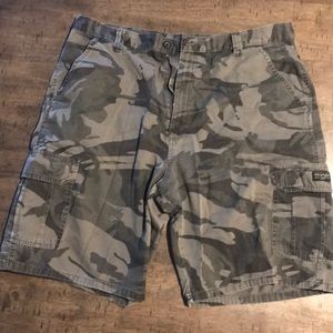 Wrangler cargo camo shorts